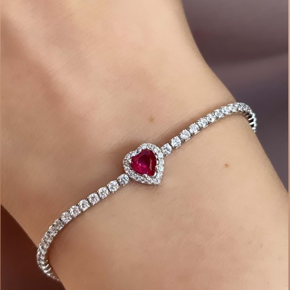 KIRMIZI TAŞLI SU YOLU KALP GÜMÜŞ BİLEKLİK - RODYUM BEYAZ