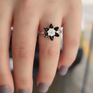 SEDEF DETAYLI SİYAH ZİRKON TAŞ LOTUS GÜMÜŞ YÜZÜK - ROSE BAKIR