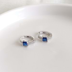 MAVİ TAŞ DETAYLI 10 MM HALKA GÜMÜŞ KÜPE