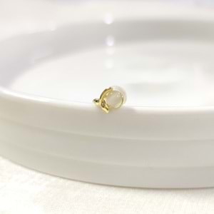 İTHAL 5 MM SEDEF TOP KUYRUK TEKLİ GÜMÜŞ ÇİVİ KÜPE - ALTIN SARI