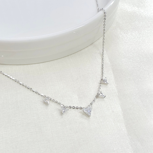 İTHAL SALLANTILI ÜÇGEN TAŞLI GÜMÜŞ KOLYE 40+4 CM