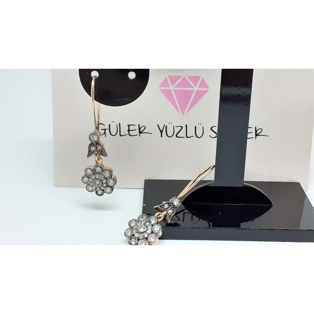 ÇİÇEK ELMAS MONTÜRLÜ SALLANTILI GÜMÜŞ KÜPE