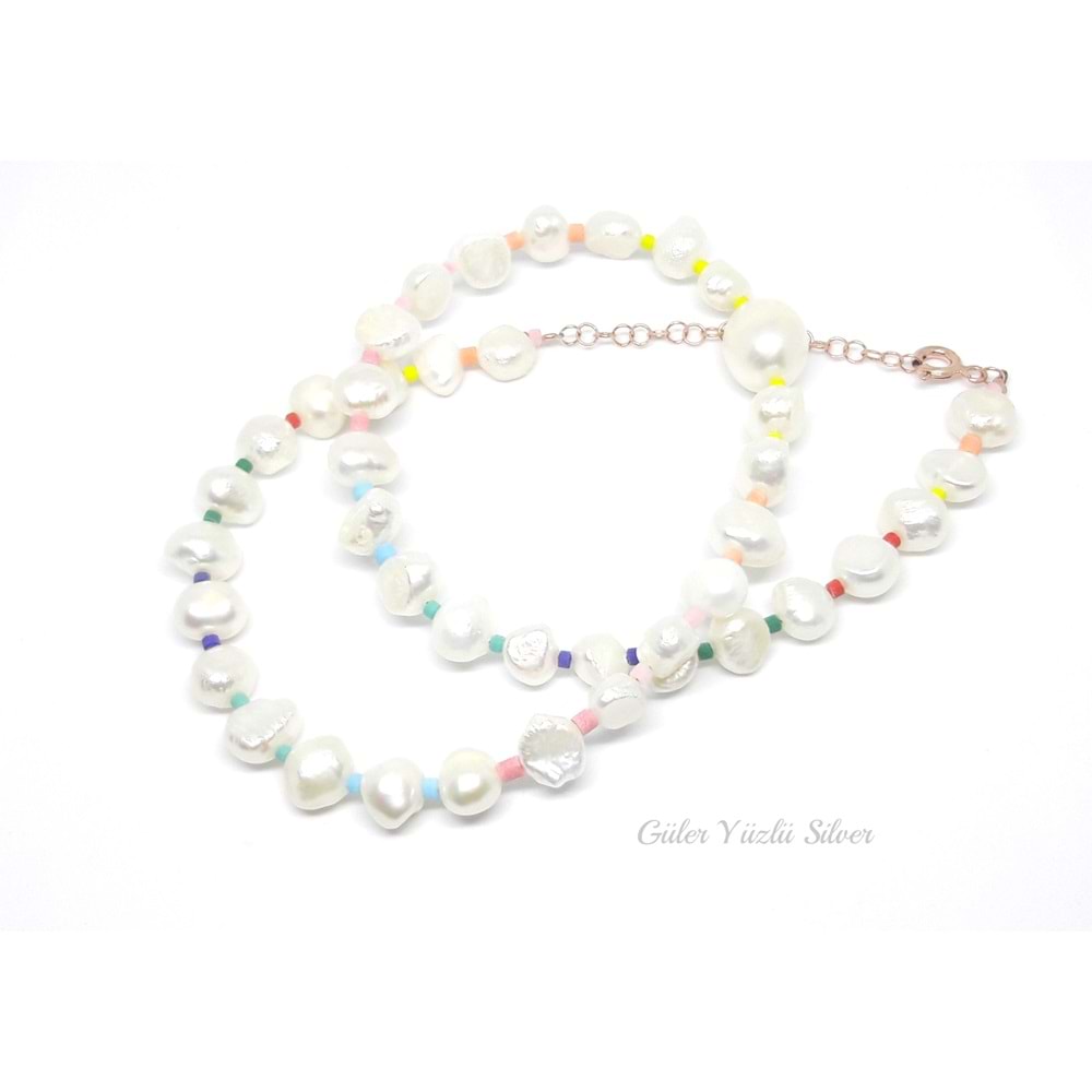 RENKLİ BONCUK DETAYLI BAROK İNCİ GÜMÜŞ KOLYE