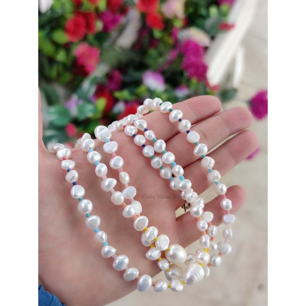 RENKLİ BONCUK DETAYLI BAROK İNCİ GÜMÜŞ KOLYE