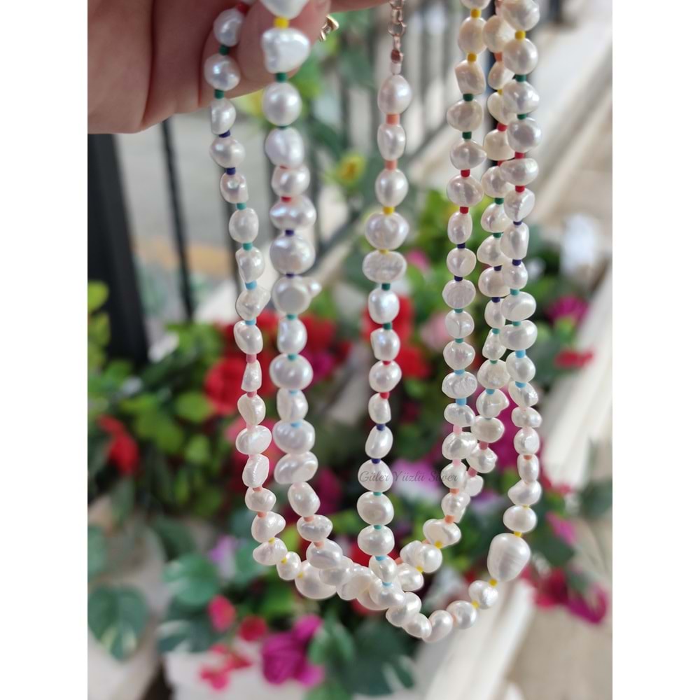 RENKLİ BONCUK DETAYLI BAROK İNCİ GÜMÜŞ KOLYE