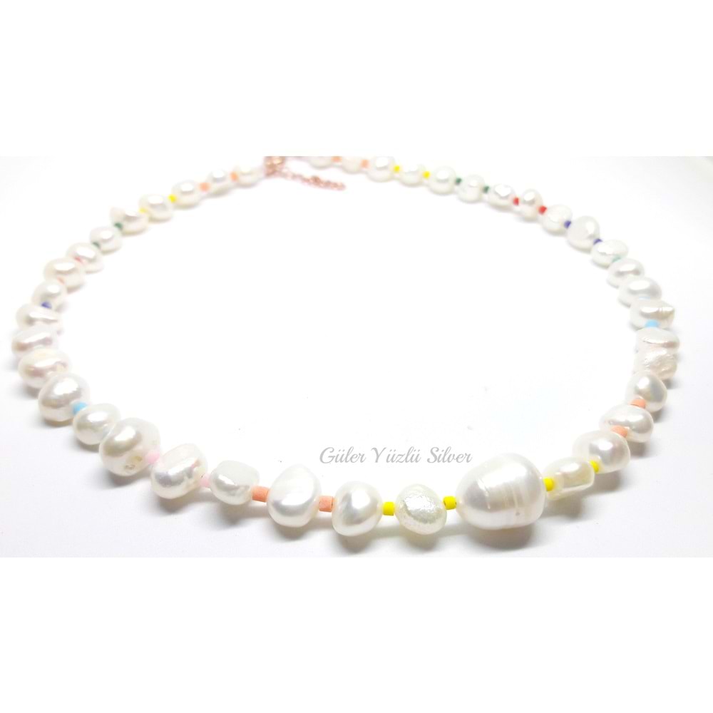 RENKLİ BONCUK DETAYLI BAROK İNCİ GÜMÜŞ KOLYE