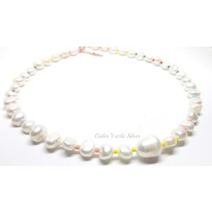 RENKLİ BONCUK DETAYLI BAROK İNCİ GÜMÜŞ KOLYE