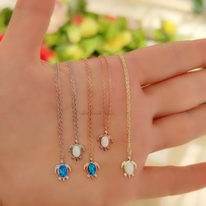 BEYAZ OPAL MİNİ KAPLUMBAĞA GÜMÜŞ KOLYE - ALTIN KAPLAMA (SARI)