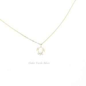 BEYAZ OPAL MİNİ KAPLUMBAĞA GÜMÜŞ KOLYE - ALTIN KAPLAMA (SARI)