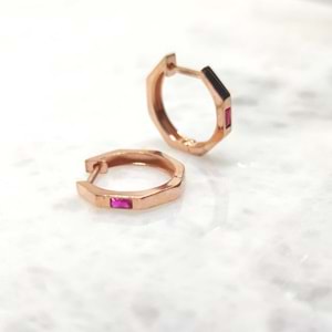 KIRMIZI TAŞLI KÖŞELİ HALKA GÜMÜŞ KÜPE