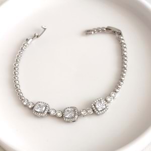 XUPING ÜÇLÜ KARE TAŞLI DETAYI SU YOLU BİLEKLİK 17CM+2CM