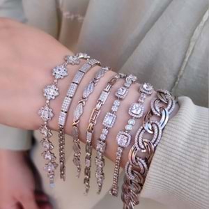 XUPING ÜÇLÜ KARE TAŞLI DETAYI SU YOLU BİLEKLİK 17CM+2CM