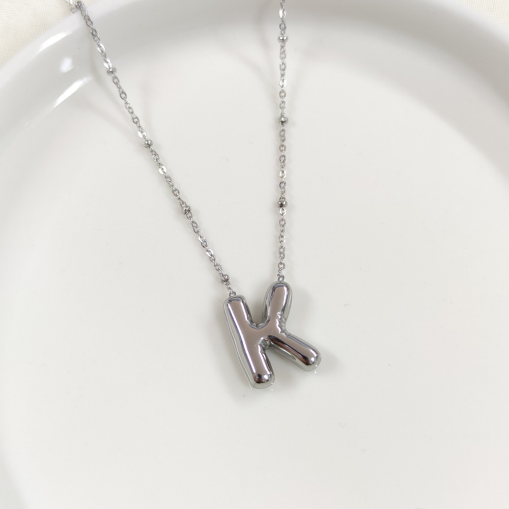 ÇELİK BOMBELİ BEYAZ HARF KOLYE