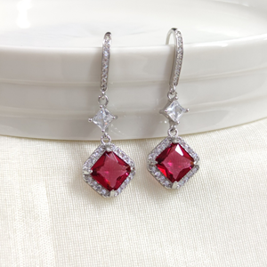 İTHAL FUŞYA TAŞLI SALLANTILI KARE HALKA GÜMÜŞ KÜPE