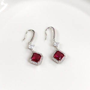 İTHAL FUŞYA TAŞLI SALLANTILI KARE HALKA GÜMÜŞ KÜPE