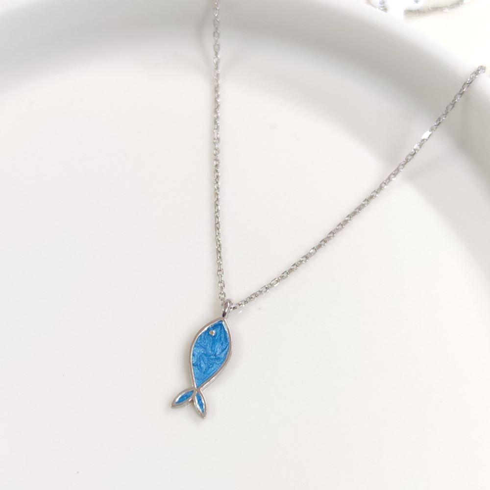 MİNELİ MAVİ 1,6 CM BALIK GÜMÜŞ KOLYE - RODYUM BEYAZ