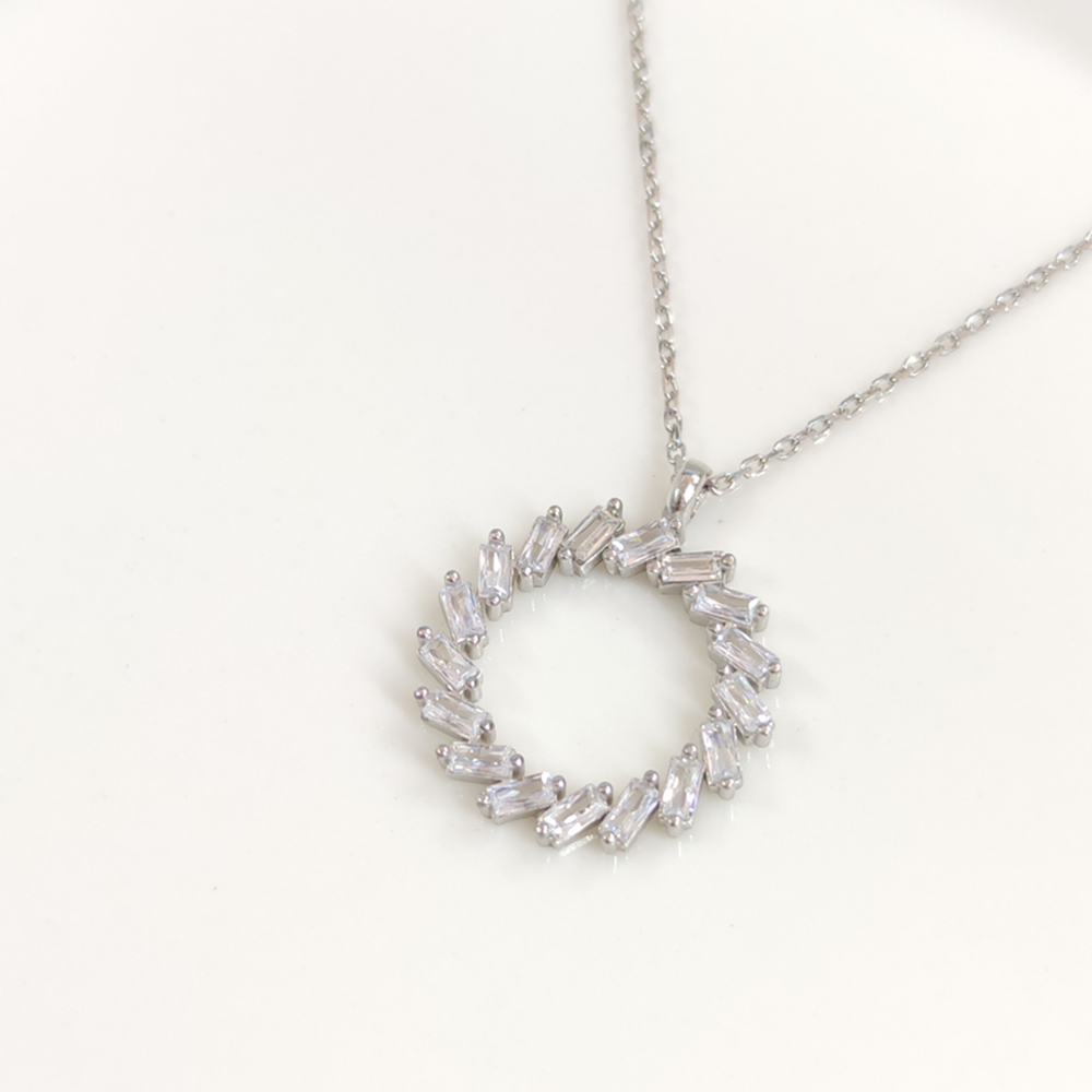 BAGET TAŞLI ÇEMBER GÜMÜŞ KOLYE - RODYUM BEYAZ