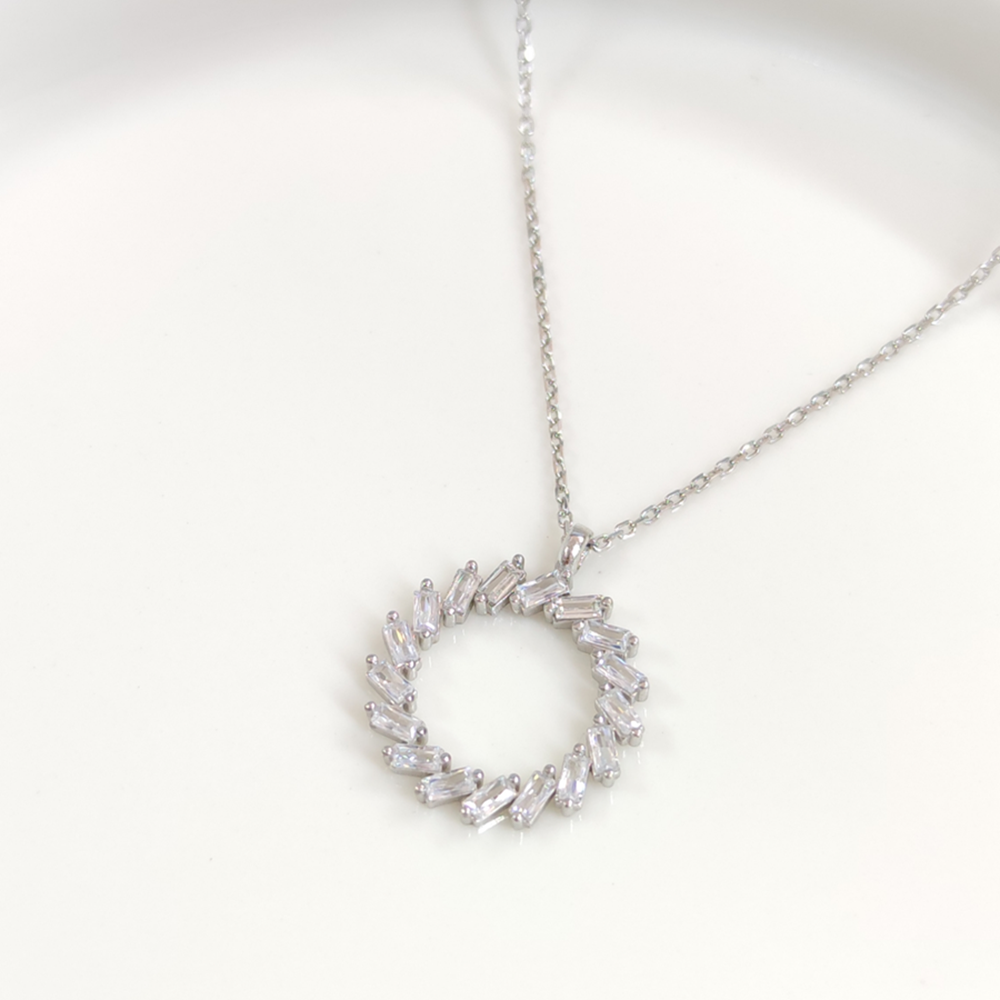 BAGET TAŞLI ÇEMBER GÜMÜŞ KOLYE - RODYUM BEYAZ