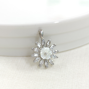 SEDEF ÇİÇEKLİ PAPATYA GÜNEŞ GÜMÜŞ KOLYE UCU - RODYUM BEYAZ