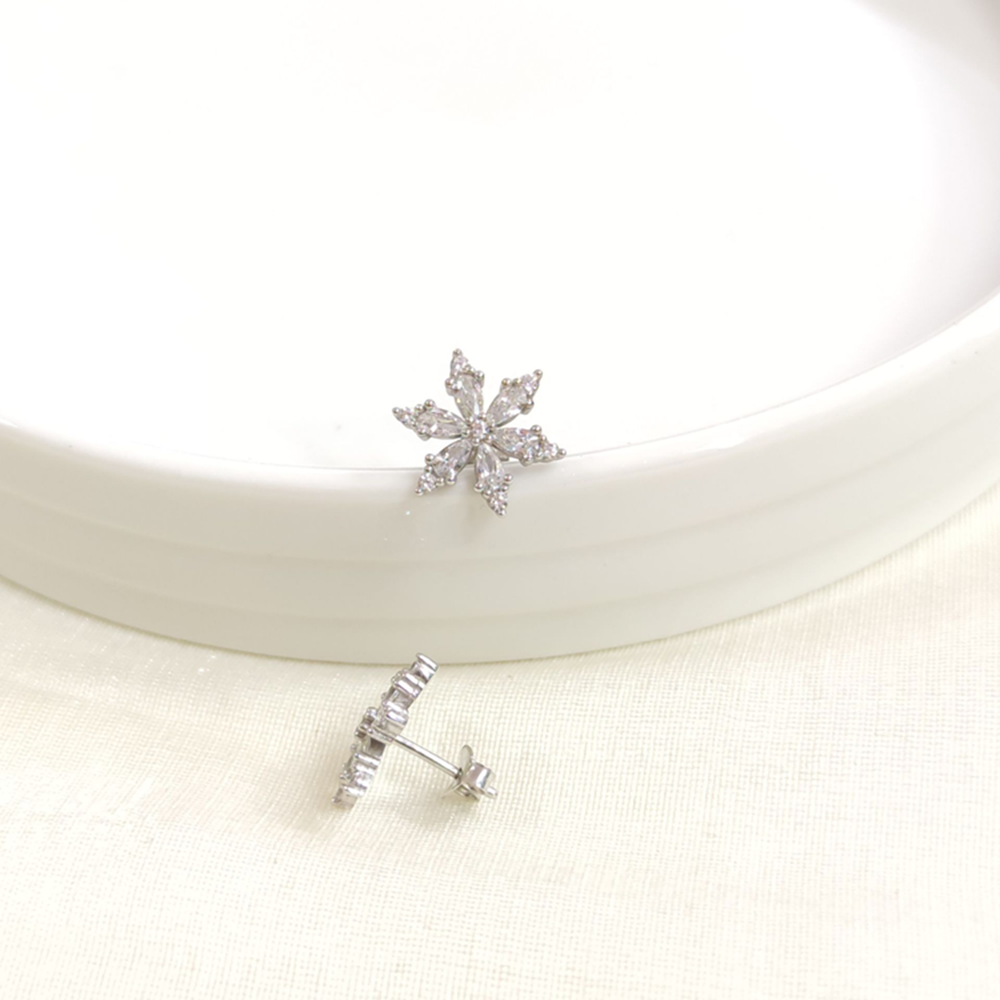 14 MM ZİRKON TAŞLI LOTUS ÇİVİ GÜMÜŞ KÜPE - RODYUM BEYAZ