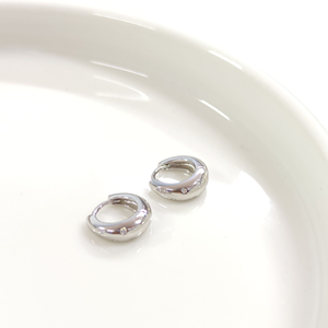 İTHAL TAŞ DETAYLI MİNİ 7 MM GÜMÜŞ HALKA KÜPE