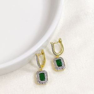 İTHAL YEŞİL TAŞLI BAGET GÜMÜŞ HALKA KÜPE