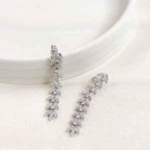 İTHAL 4 CM SALLANTILI YAPRAK GÜMÜŞ ÇİVİ KÜPE