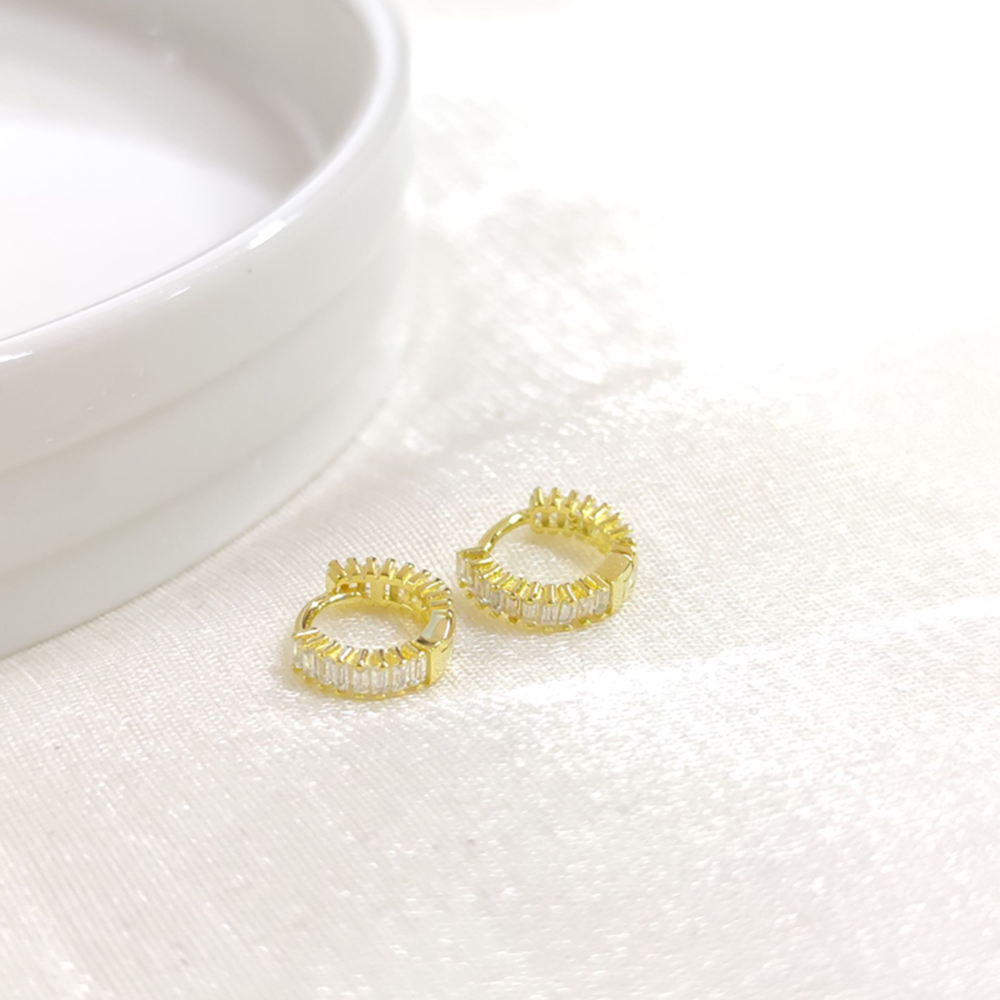 İTHAL 8 MM BAGET TAŞLI GÜMÜŞ HALKA KÜPE - ALTIN SARI