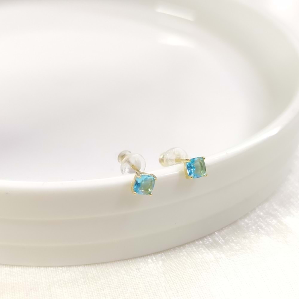 İTHAL 4 MM SOFT MAVİ KARE TAŞ GÜMÜŞ ÇİVİ KÜPE