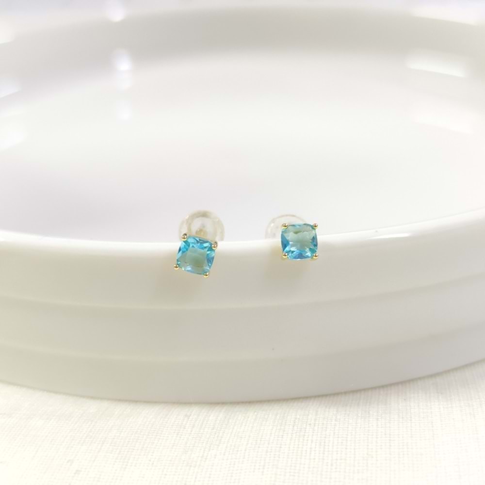 İTHAL 4 MM SOFT MAVİ KARE TAŞ GÜMÜŞ ÇİVİ KÜPE