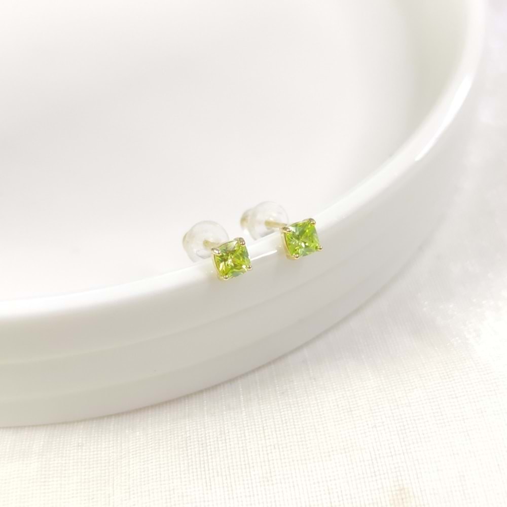 İTHAL 4 MM SOFT YEŞİL KARE TAŞ GÜMÜŞ ÇİVİ KÜPE