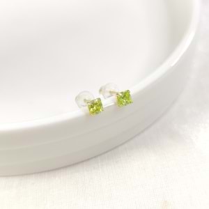 İTHAL 4 MM SOFT YEŞİL KARE TAŞ GÜMÜŞ ÇİVİ KÜPE