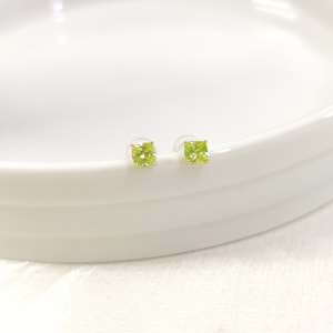 İTHAL 4 MM SOFT YEŞİL KARE TAŞ GÜMÜŞ ÇİVİ KÜPE