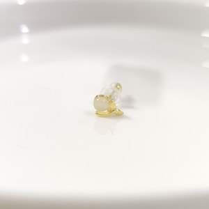 İTHAL 5 MM SEDEF TOP KUYRUK TEKLİ GÜMÜŞ ÇİVİ KÜPE - ALTIN SARI