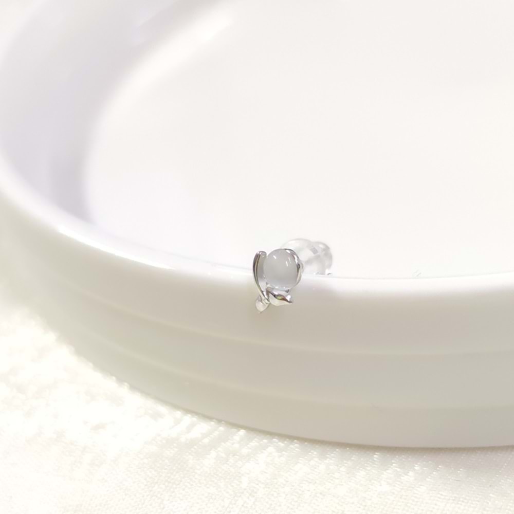 İTHAL 5 MM SEDEF TOP KUYRUK TEKLİ GÜMÜŞ ÇİVİ KÜPE