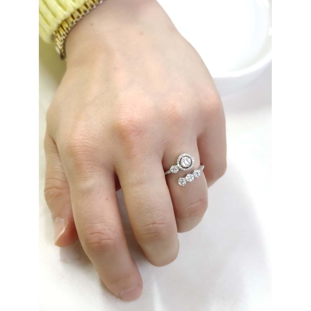 İTHAL YUVARLAK BAGET TAŞLI GÜMÜŞ YÜZÜK